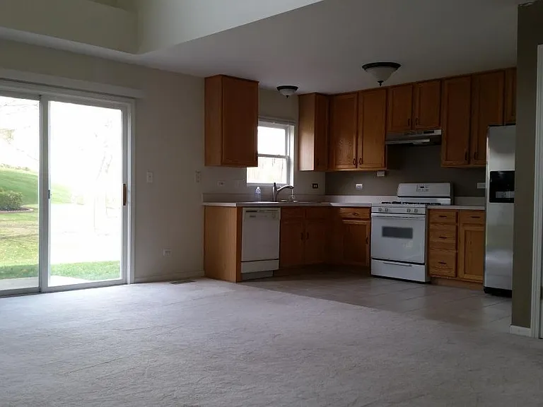 631 Winchester Ln — Photo 2