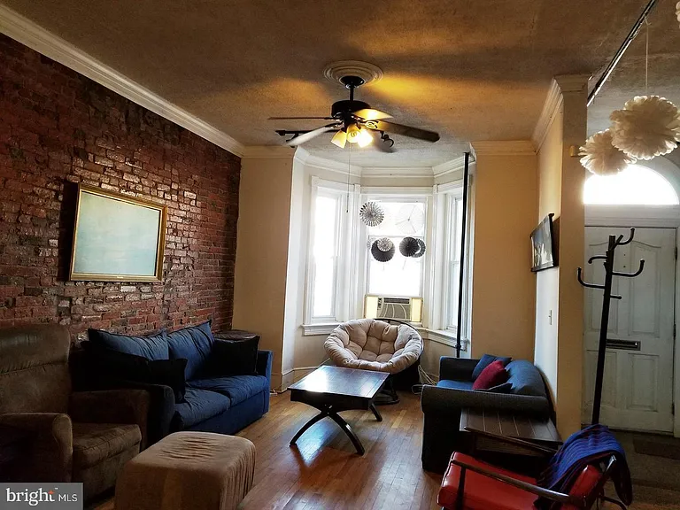 1377 F St NE — Photo 2
