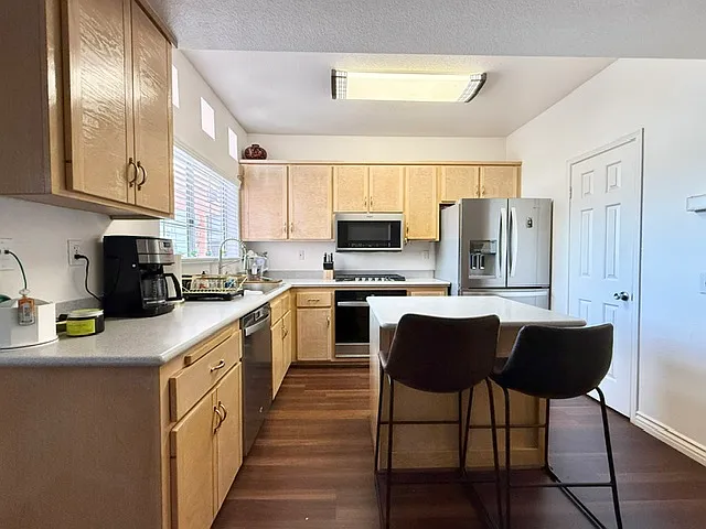 3 bed, 1353 sqft, $4,800 — Photo 3