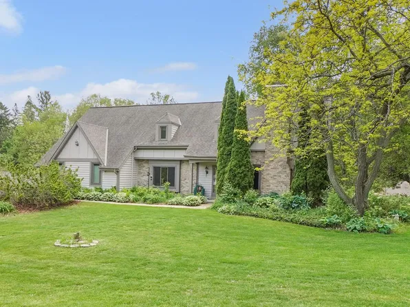 906 Scenic Heights DRIVE, Delafield, WI 53018