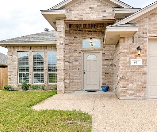 3rd image of 914 Emerald Dove Ave