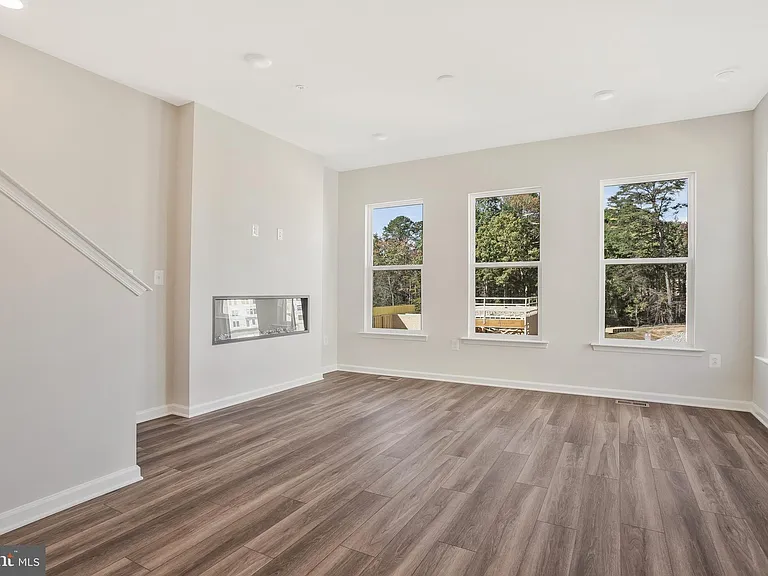 244 Mainstream Dr — Photo 14