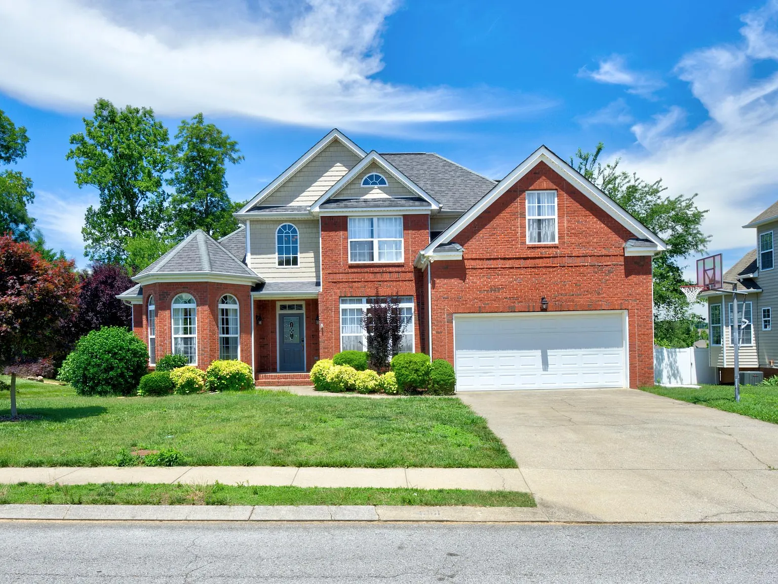 5 bed, 2367 sqft, $3,300 — Photo 2
