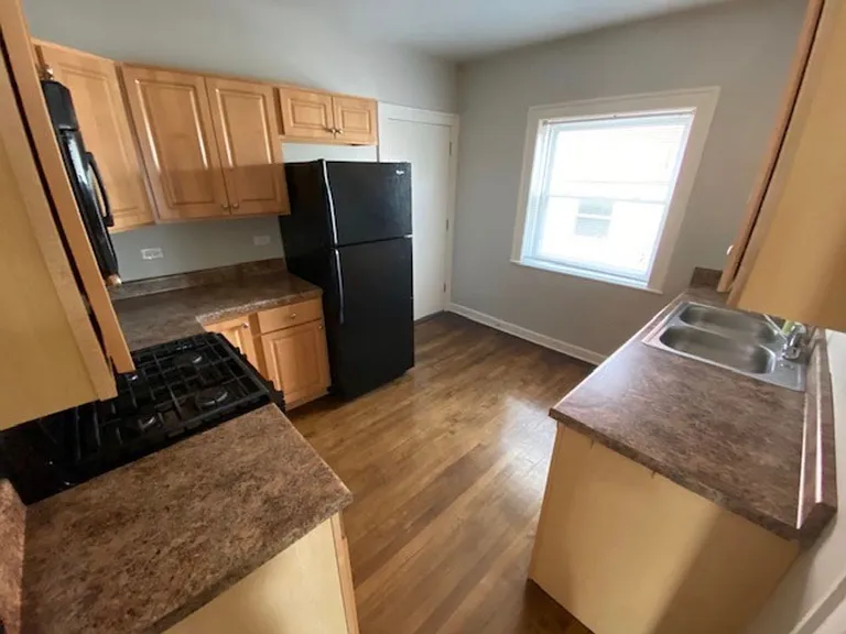 1404 Darrow Ave — Photo 3