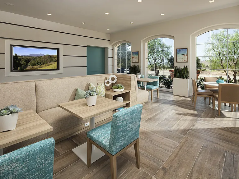 Las Flores Apartment Homes — Photo 13
