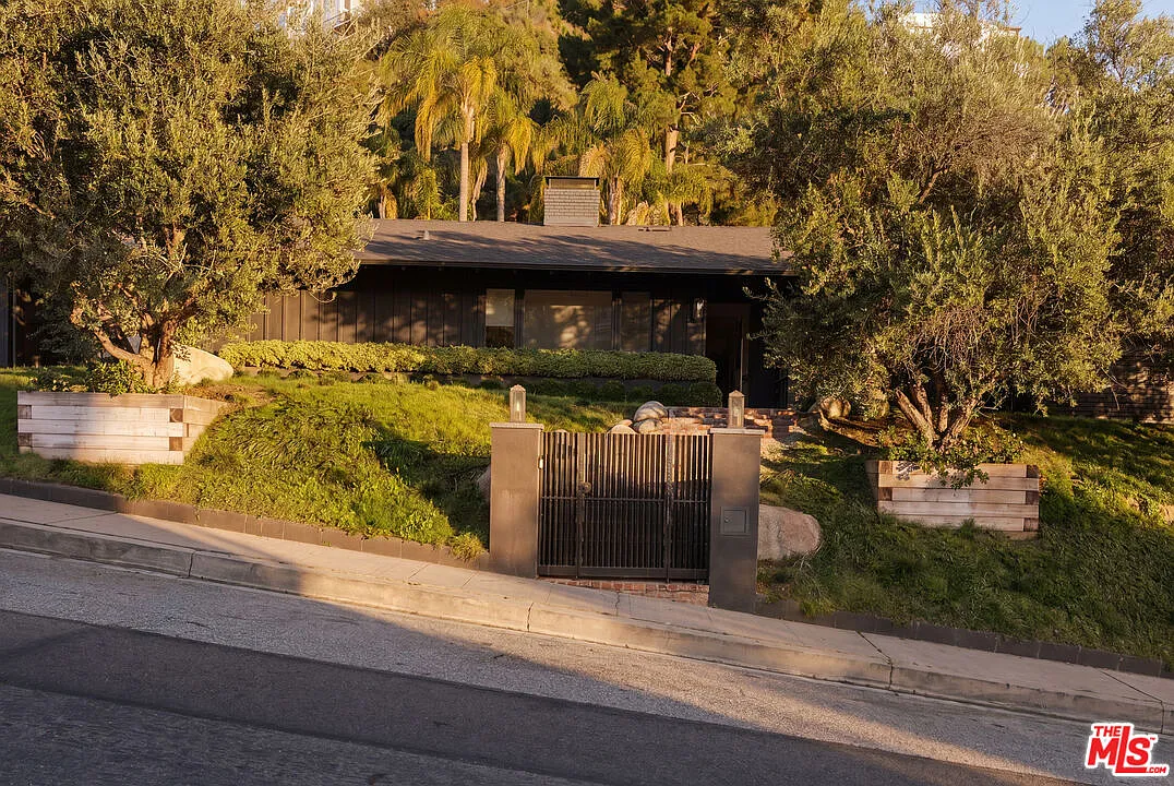 3 bed, 2.5 bath, 2395 sqft, $23,000 — Photo 4