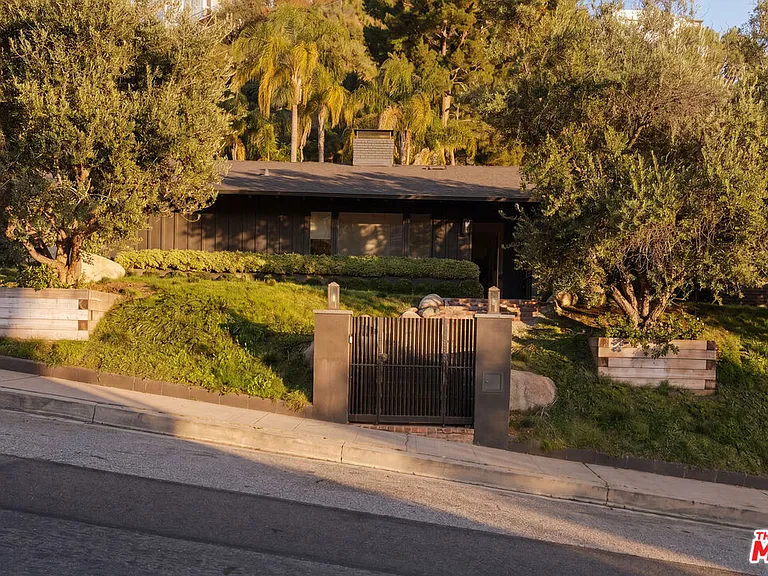 1744 N Doheny Dr — Photo 4