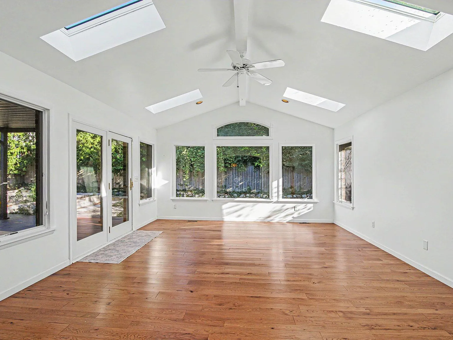 4 bed, 3.0 bath, 2350 sqft, $3,800 — Photo 4