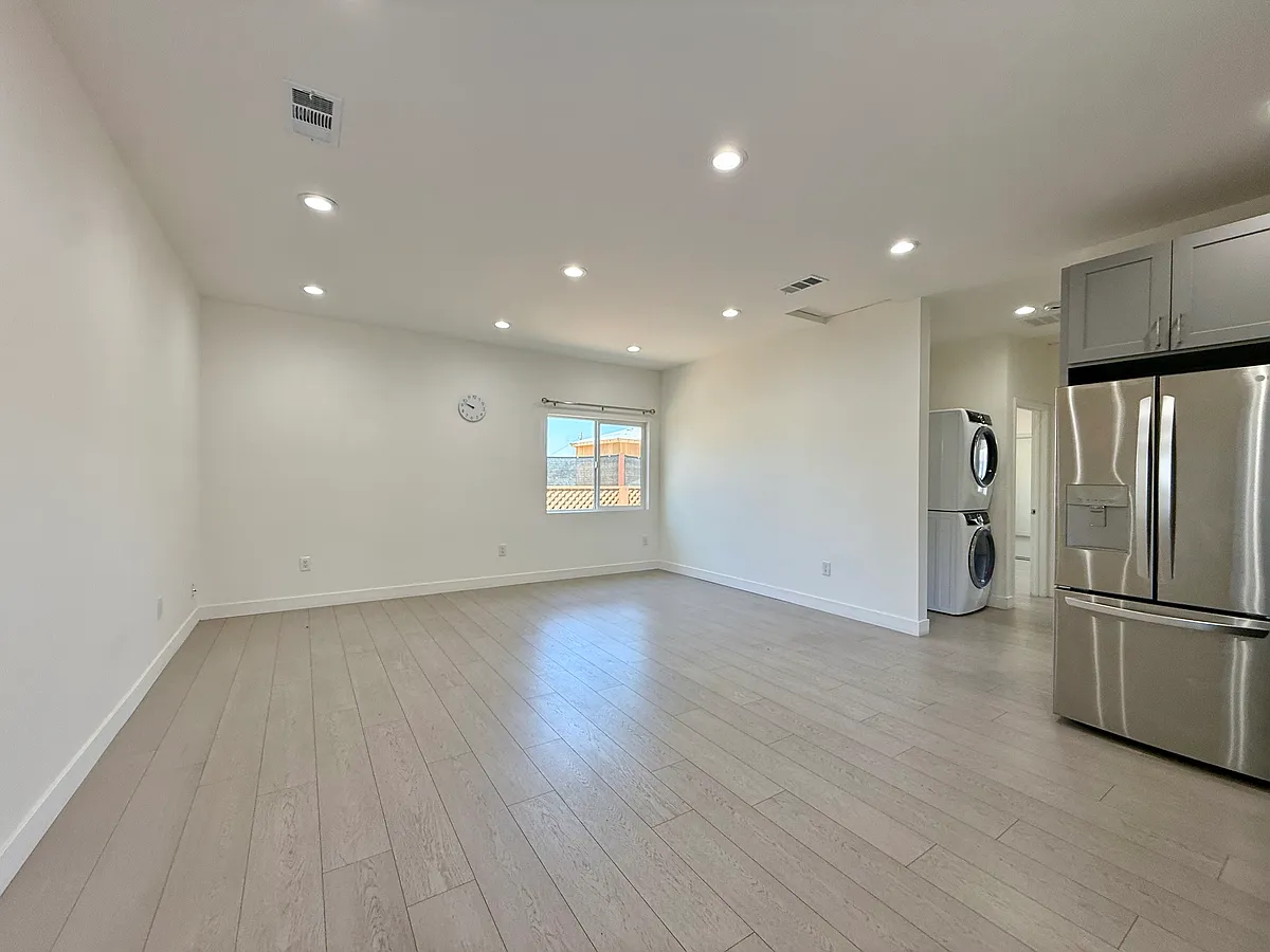 Building Photo - 10723 Rhodesia Ave