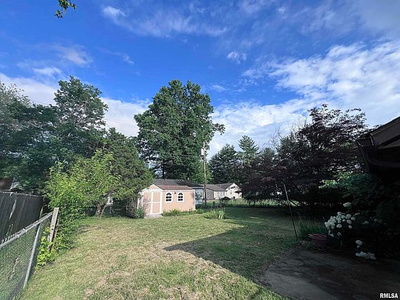 2nd image of 209 S Wedgewood Ln