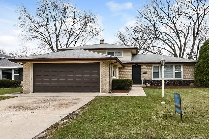 17055 Kimbark Ave photo 1