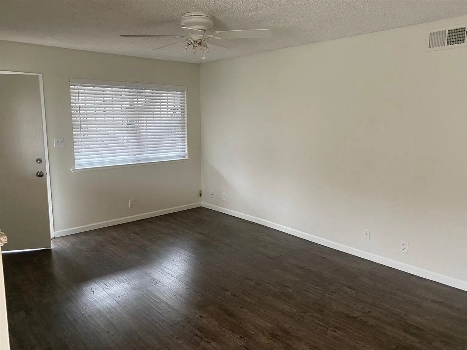 Lovely 2 Bedroom / 1 Bathroom for rent $2,195 — Photo 2