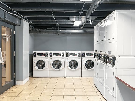 5th image of 901 W Argyle St APT 4B