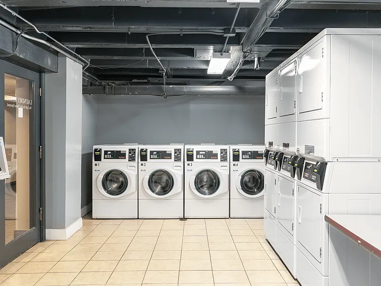 Renaissance - 901 W Argyle St — Photo 5