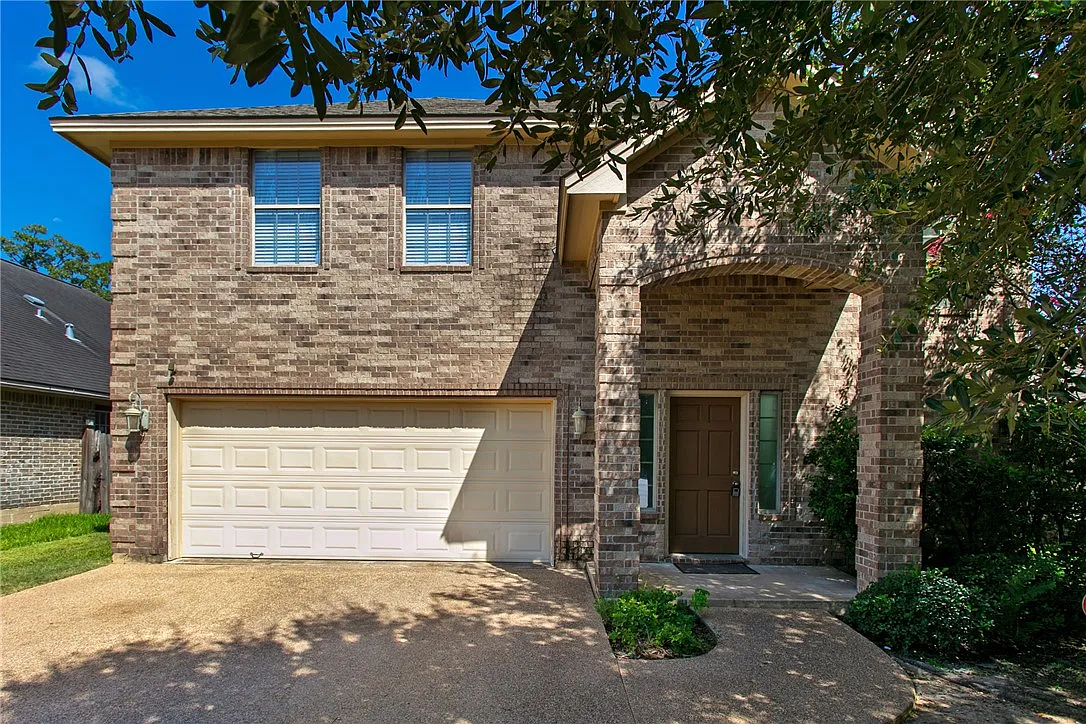 4 bed, 2.5 bath, 1976 sqft, $2,300 — Photo 2
