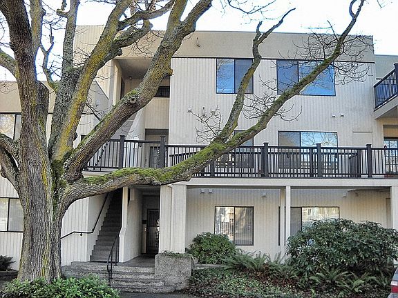 3rd image of 861 SE Regatta Dr APT 102