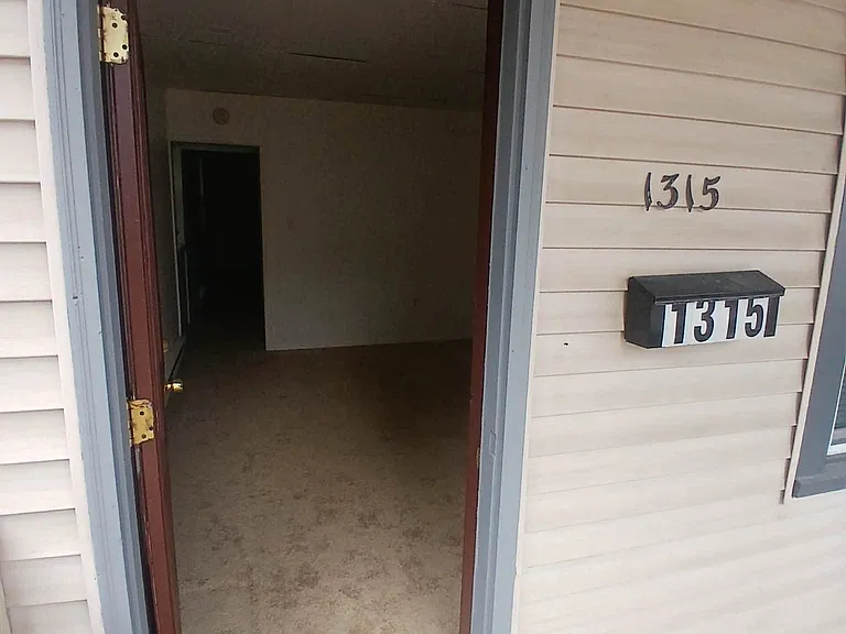 1315 Virginia Ave — Photo 2