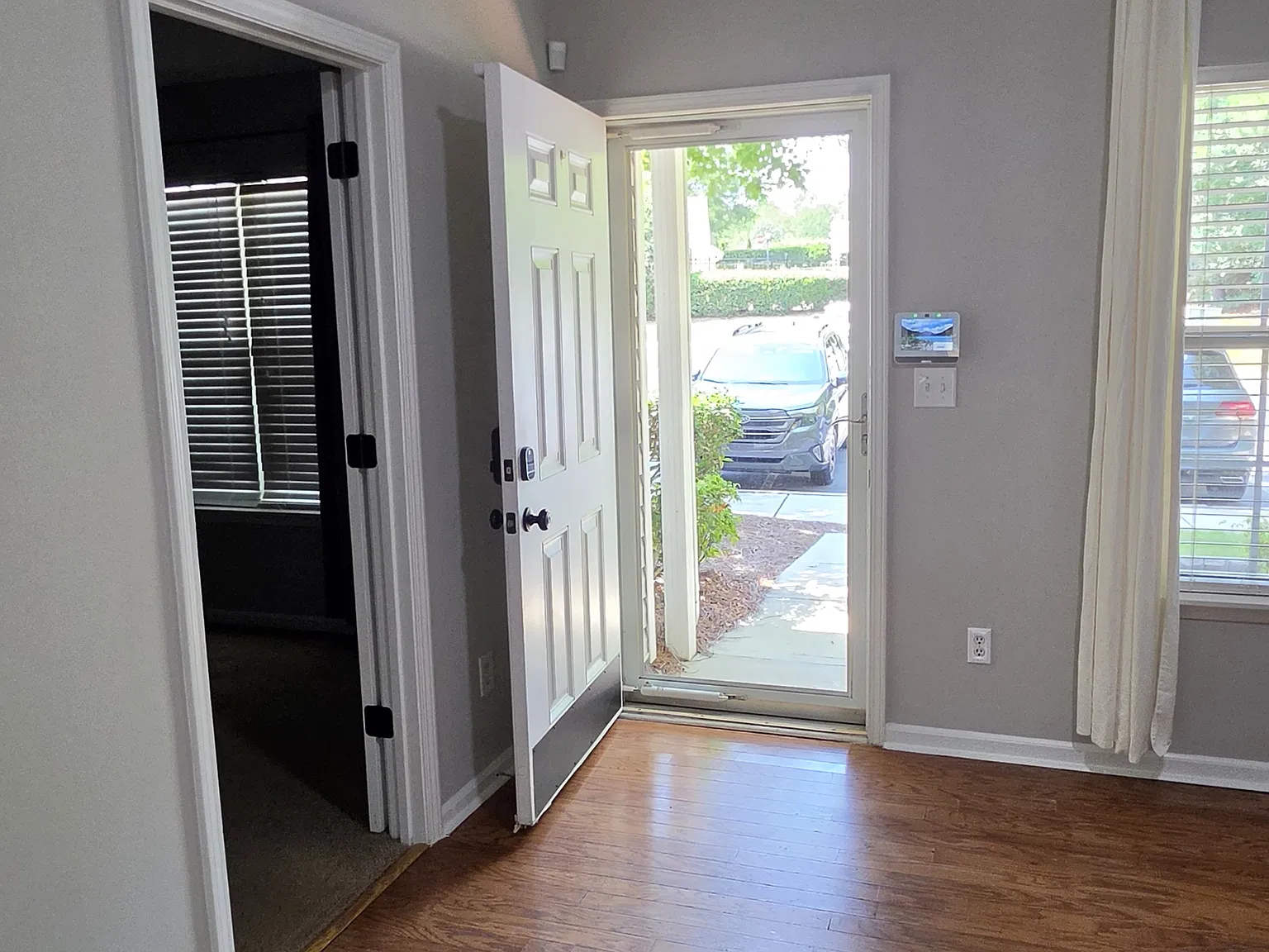 3 bed, 2.5 bath, 1323 sqft, $2,400 — Photo 3
