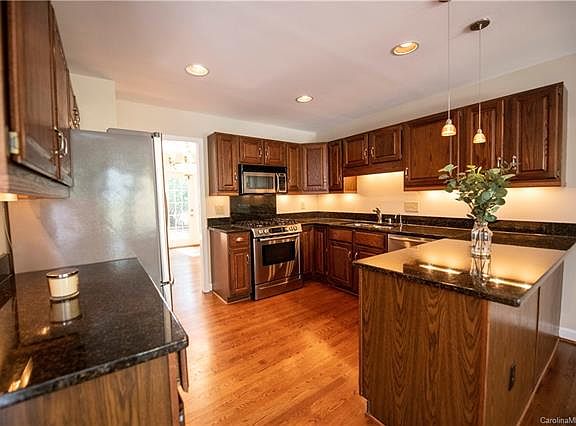 3rd image of 4913 Sanderson Ln