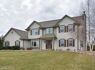 135 Aqua View Dr, Cedarburg, WI 53012