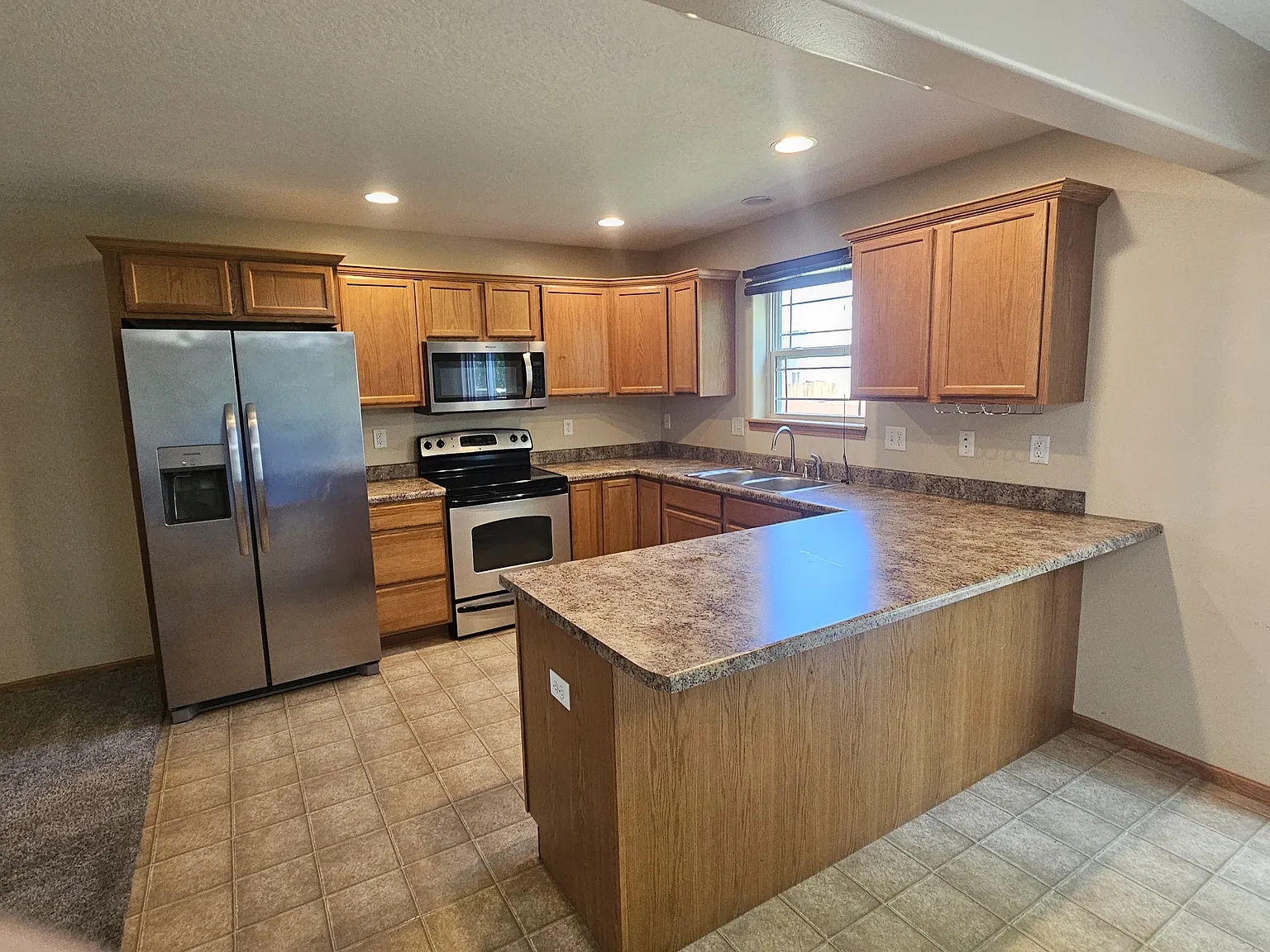 4 bed, 3.5 bath, 2067 sqft, $2,000 — Photo 3