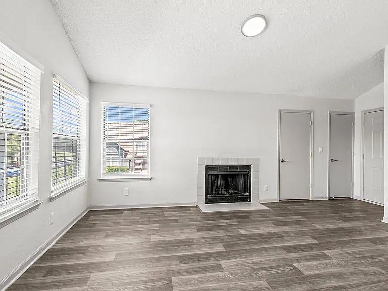 Summerlake Apartments — Photo 2