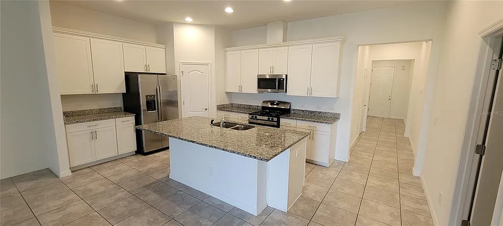 4 bed, 3.0 bath, 2272 sqft, $2,490 — Photo 2