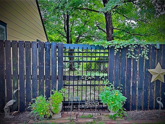 5th image of 218 W Joe Davis St