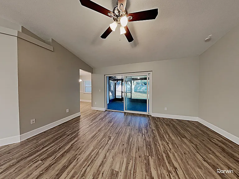 10628 Crescendo Loop — Photo 3