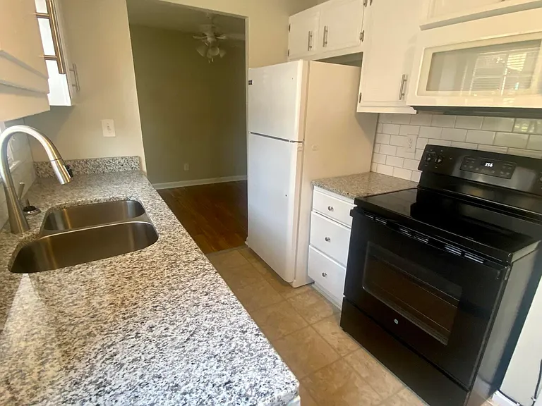 414 W Hill St — Photo 3