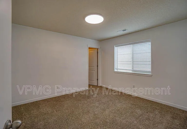 5941 NE 48th St — Photo 18