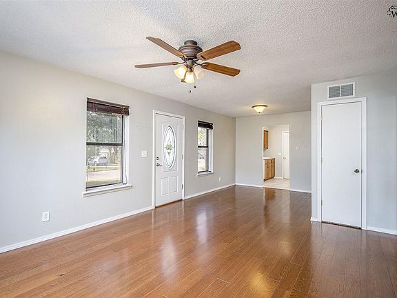 3rd image of 714 W Louisa Ave
