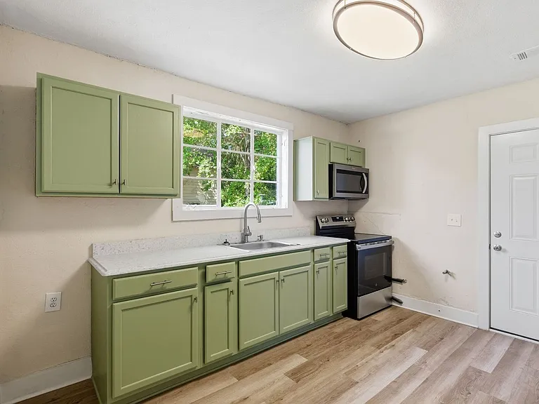 116 Chester Ave — Photo 2