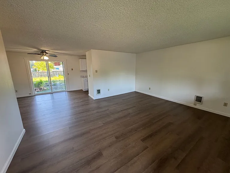 120 SE Salmon St — Photo 5