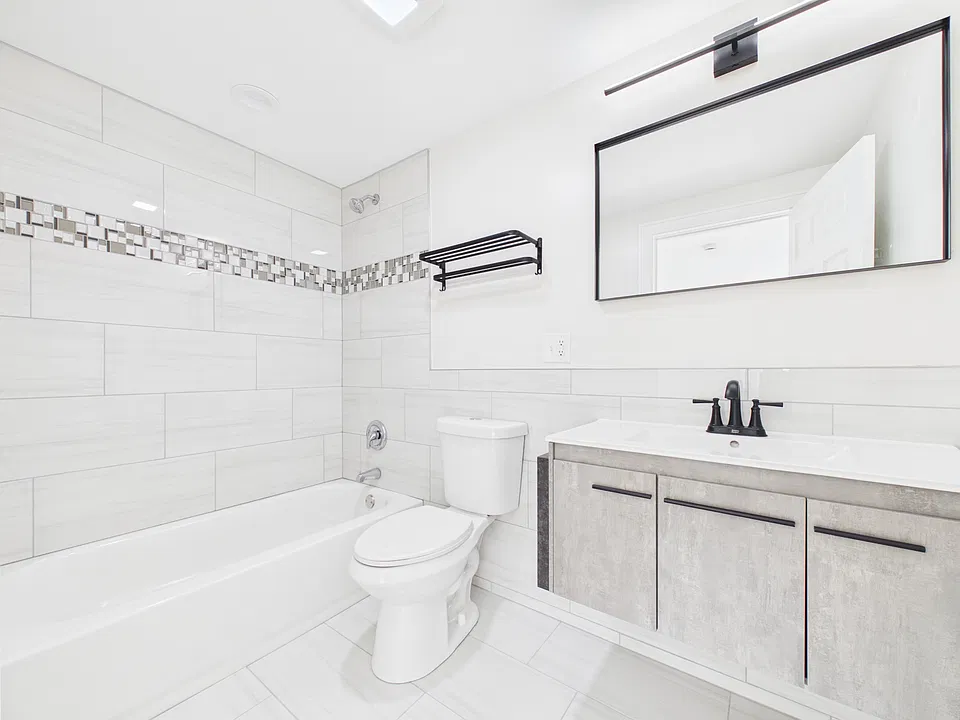 Garden Unit Master bathroom