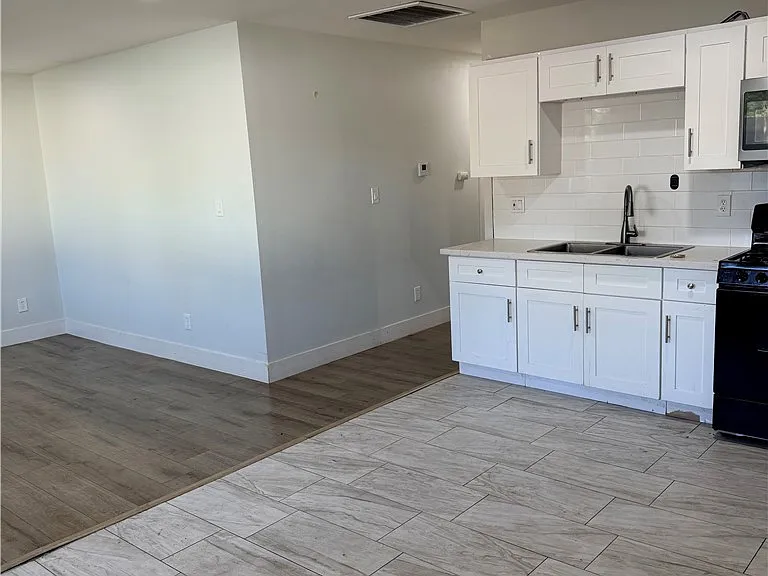 1554 W 7th St — Photo 3