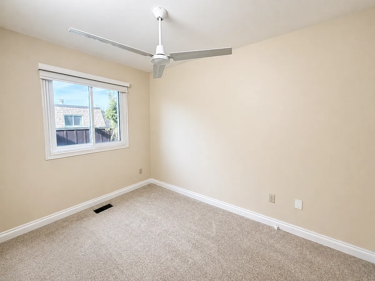 Bedroom B: $780 Private room (Shared bathroom) - Hainford St
