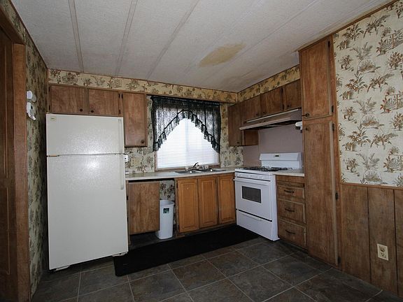 5th image of 152 E Flint St