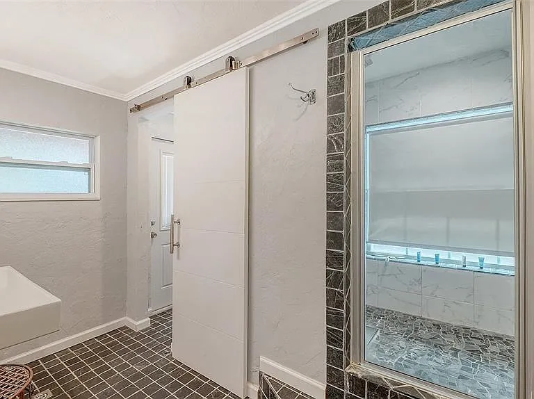 1127 S Osprey Ave — Photo 30