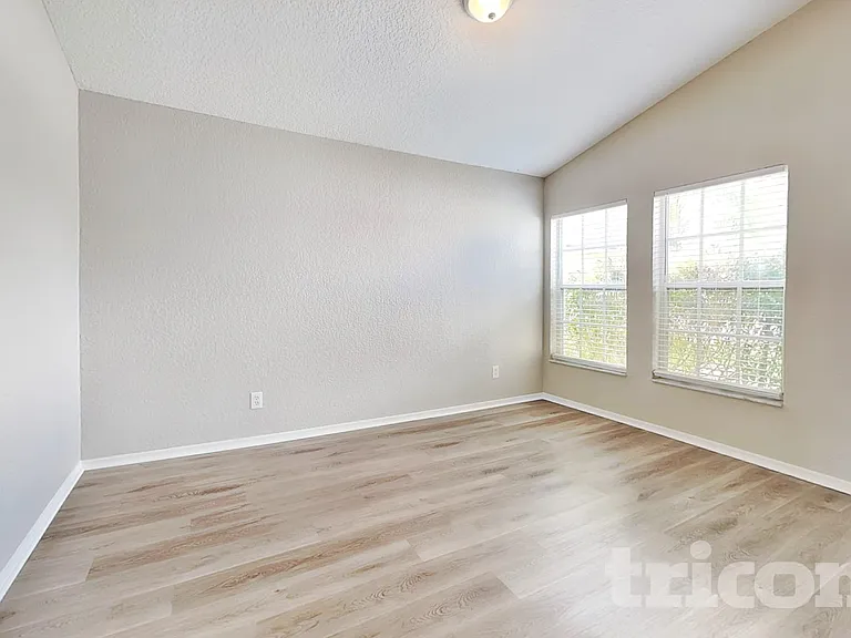 1124 Vinetree Dr — Photo 2