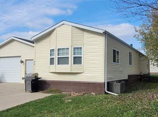 910 Spring Ridge Dr, Iowa City, IA 52246