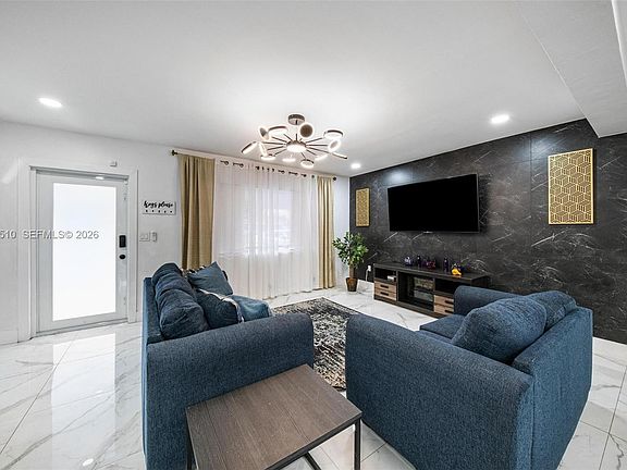 5th image of 2441 Alcazar Dr