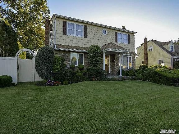 2nd image of 780 Park Ln S