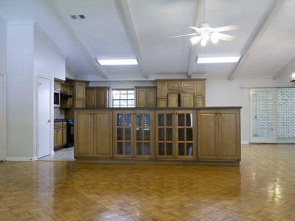 5th image of 372 Oak Hill Rd