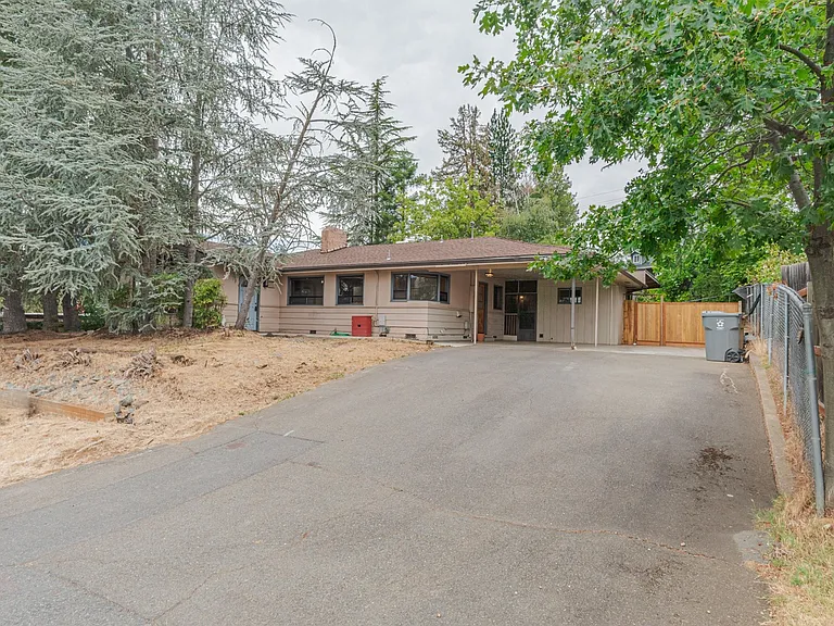 1430 NE Sherman Ln — Photo 4