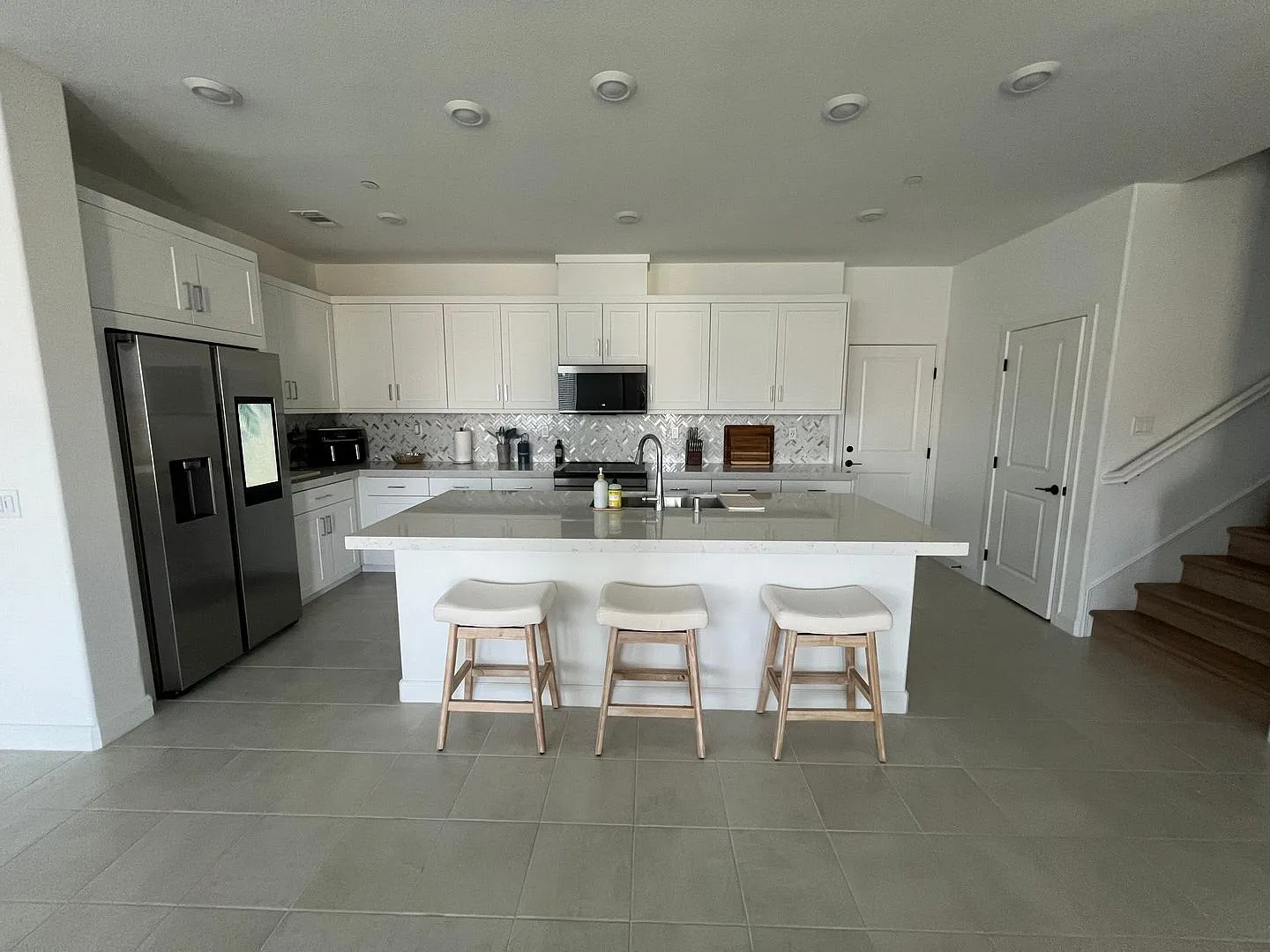 Spacious 4-Bedroom Townhome with 2-Car Garage in Chula Vista — Photo 1