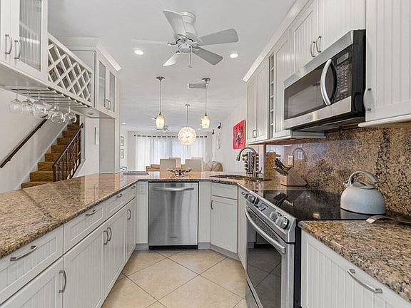 2nd image of 842 SE 19th Ave #103