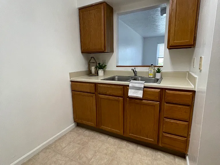 Somerset Manor Apartments — Photo 5
