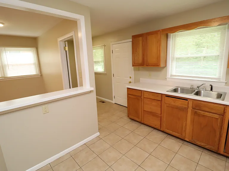 829 Carlisle St — Photo 9