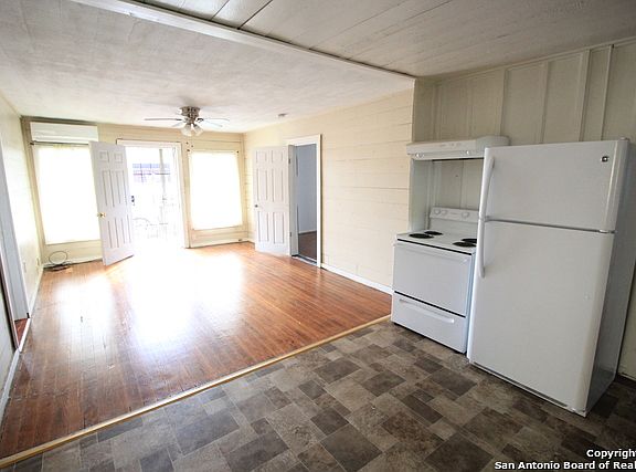 3rd image of 301 E Lachapelle